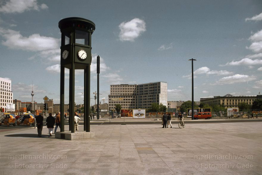 Berlin. Potsdamer Platz. Nachbau der historischen Ampelanlage.
20. Mai 2001. Berlin. Mitte. Tiergarten. Potsdamer Platz. Nachbau der historischen Ampelanlage.
Schlüsselwörter: Ampel;Berlin;Deutschland;Germany;Potsdamer Platz;Tiergarten;2001;Uhr