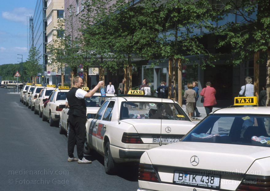 Berlin. Potsdamer Platz. Taxistand. Taxen
20. 5. 2001. Berlin. Mitte. Tiergarten. Potsdamer Platz. Taxistand. Taxen
Schlüsselwörter: Berlin;Deutschland;Germany;Potsdamer Platz;Taxen;Taxi;Taxistand;2001;Tiergarten