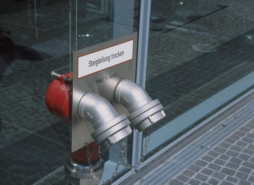 Berlin. Potsdamer Platz. Hydranten am Sony Center
20. 5. 2001. Berlin. Mitte. Tiergarten. Potsdamer Platz. Hydranten am Sony Center
Schlüsselwörter: Berlin;Deutschland;Germany;Hydrant;Potsdamer Platz;Sony Center;2001;Tiergarten