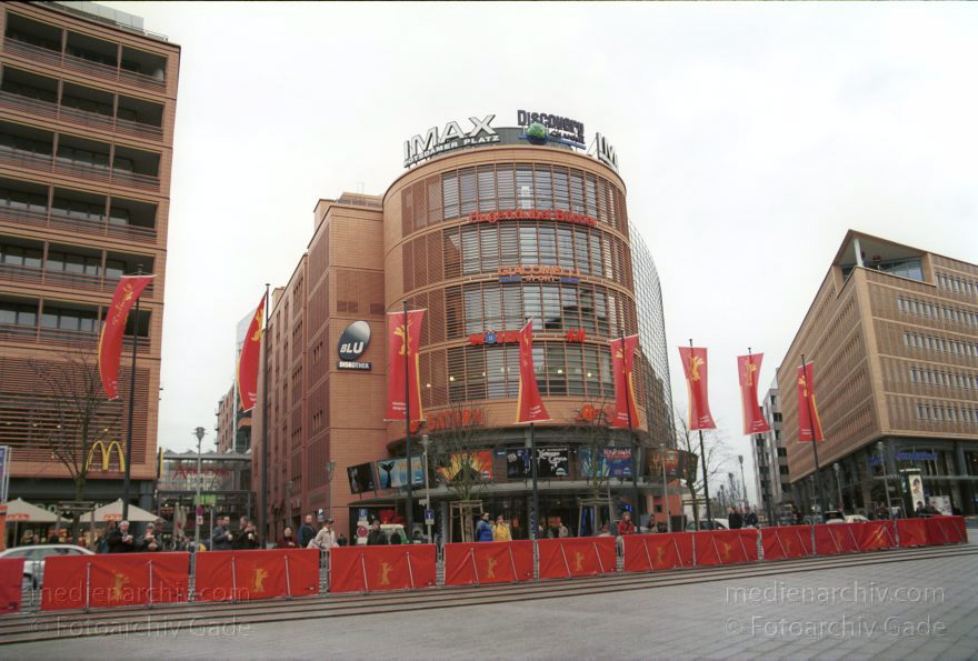 Berlin. Potsdamer Platz. Dekoration zu den Filmfestspielen Berlin.ale
Februar 2002. Berlin. Mitte. Tiergarten. Potsdamer Platz. Dekoration zu den Filmfestspielen Berlinale
Schlüsselwörter: Berlin;Berlinale;Deutschland;Germany;Potsdamer Platz;2002;Tiergarten