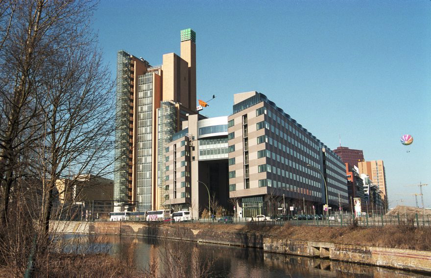 Berlin. Potsdamer Platz. Landwehrkanal
15. 3. 2003. Berlin. Mitte. Tiergarten. Potsdamer Platz. Landwehrkanal
Schlüsselwörter: Berlin;Deutschland;Germany;Landwehrkanal;Potsdamer Platz;2003;Tiergarten