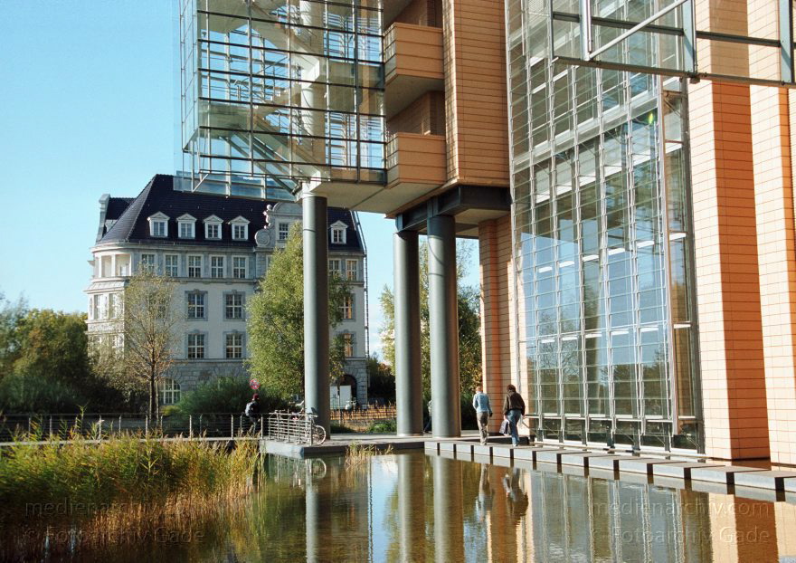 Berlin. Tiergarten. Potsdamer Platz.
Oktober 2003. Berlin. Mitte. Tiergarten. Potsdamer Platz.
Schlüsselwörter: Berlin;Debis-Haus;Deutschland;Germany;Potsdamer Platz;2003;Tiergarten