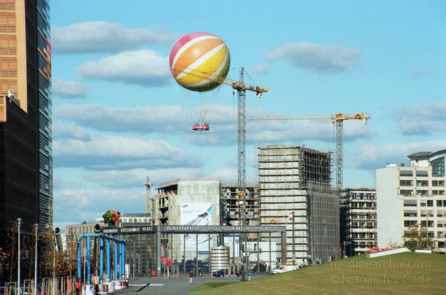 Berlin. Tiergarten. Potsdamer Platz.
Oktober 2003. Berlin. Mitte. Tiergarten. Potsdamer Platz. Hi-Flyer. Ballon
Schlüsselwörter: Ballon;Berlin;Deutschland;Germany;Hi-Flyer;Potsdamer Platz;2003;Tiergarten