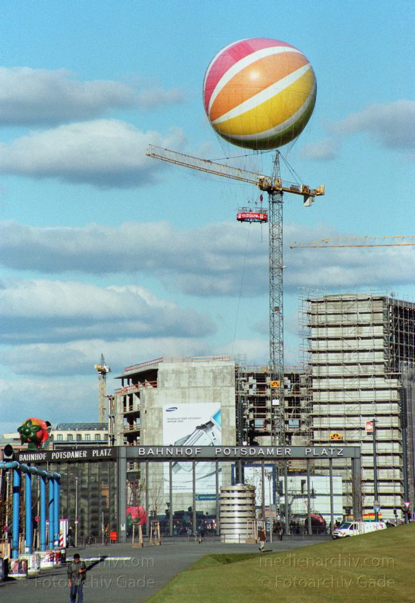 Berlin. Tiergarten. Potsdamer Platz.
Oktober 2003. Berlin. Mitte. Tiergarten. Potsdamer Platz. Hi-Flyer. Ballon
Schlüsselwörter: Ballon;Berlin;Deutschland;Germany;Hi-Flyer;Potsdamer Platz;2003;Tiergarten
