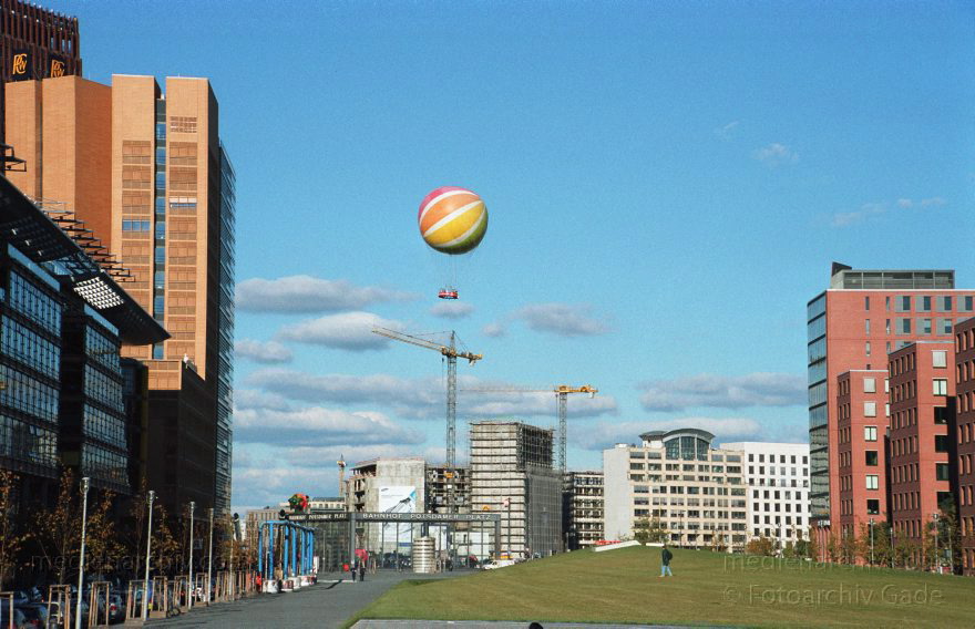 Berlin. Tiergarten. Potsdamer Platz.
Oktober 2003. Berlin. Mitte. Tiergarten. Potsdamer Platz. Hi-Flyer. Ballon
Schlüsselwörter: Ballon;Berlin;Deutschland;Germany;Hi-Flyer;Potsdamer Platz;2003;Tiergarten