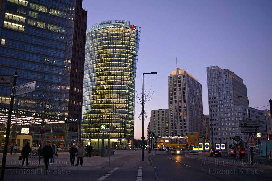 Berlin. Potsdamer Platz. Baustelle
1. 2. 2005. Berlin. Mitte. Tiergarten. Potsdamer Platz. Baustelle
Schlüsselwörter: Bahntower;Berlin;DB;Deutsche Bundesbahn;Deutschland;Germany;Nachtaufnahme;Potsdamer Platz;2005;Tiergarten