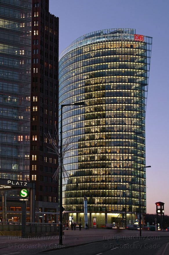 Berlin. Potsdamer Platz. Baustelle
1. 2. 2005. Berlin. Mitte. Tiergarten. Potsdamer Platz. Baustelle
Schlüsselwörter: Bahntower;Berlin;DB;Deutsche Bundesbahn;Deutschland;Germany;Nachtaufnahme;Potsdamer Platz;2005;Tiergarten