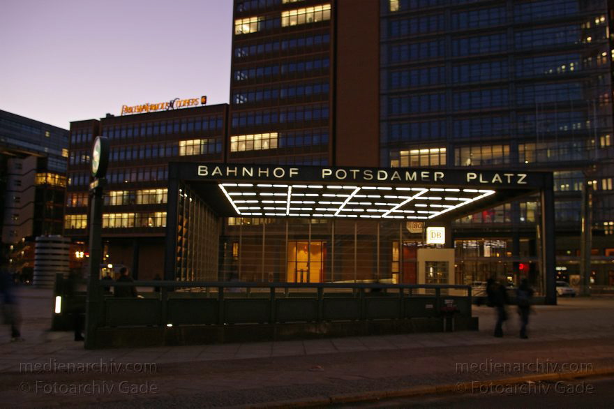 Berlin. Potsdamer Platz. Nachtaufnahmen. Beleuchtete Büros
1. 2. 2005. Berlin. Mitte. Potsdamer Platz. Nachtaufnahmen. Beleuchtete Büros in den umliegenden Hochhäusern.
Schlüsselwörter: Bahntower;Berlin;Deutschland;Germany;Nachtaufnahme;Potsdamer Platz;2005;Tiergarten