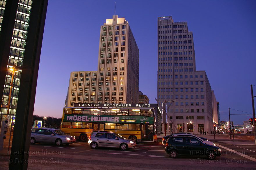 Berlin. Potsdamer Platz. Nachtaufnahmen. Beleuchtete Büros
1. 2. 2005. Berlin. Mitte. Potsdamer Platz. Nachtaufnahmen. Beleuchtete Büros in den umliegenden Hochhäusern.
Schlüsselwörter: Berlin;Deutschland;Germany;Nachtaufnahme;Potsdamer Platz;2005;Tiergarten