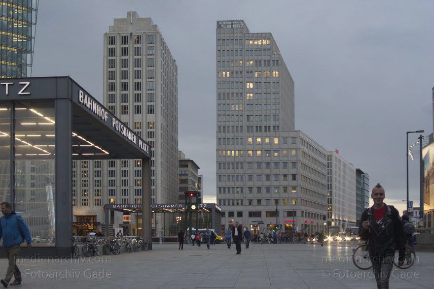Berlin. Potsdamer Platz
9. 9. 2014. Berlin. Mitte. Tiergarten. Potsdamer Platz
Schlüsselwörter: 2014;Berlin;Mitte;Potsdamer Platz;Tiergarten