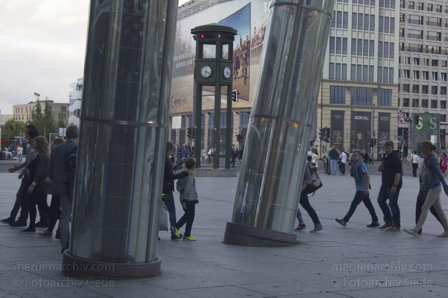 Berlin. Potsdamer Platz. Lichtleiter
9. 9. 2014. Berlin. Mitte. Tiergarten. Potsdamer Platz. Lichtleiter. Ampel
Schlüsselwörter: 2014;Ampel;Berlin;Lichtleiter;Mitte;Potsdamer Platz;Tiergarten