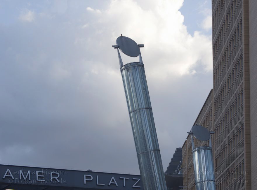 Berlin. Potsdamer Platz. Lichtleiter
9. 9. 2014. Berlin. Mitte. Tiergarten. Potsdamer Platz. Lichtleiter
Schlüsselwörter: 2014;Berlin;Lichtleiter;Mitte;Potsdamer Platz;Tiergarten
