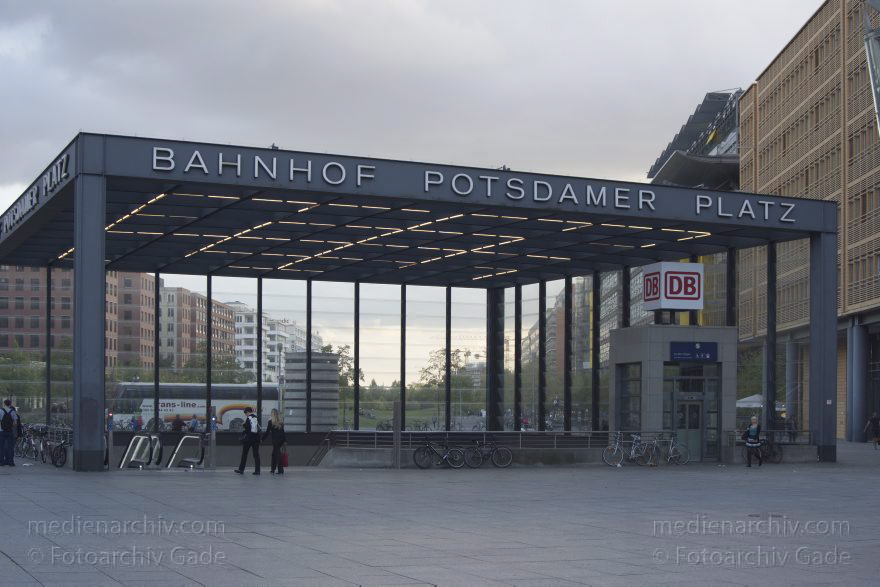 Berlin. Potsdamer Platz
9. 9. 2014. Berlin. Mitte. Tiergarten. Potsdamer Platz
Schlüsselwörter: 2014;Berlin;Mitte;Potsdamer Platz;Tiergarten