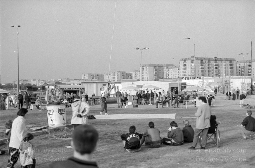 Berlin. Beim Potsdamer Platz. Bungee-Jumping
1991. Berlin. Mitte. Beim Potsdamer Platz. Bungee-Jumping. Hinten Reste der Berliner Mauer. Ehemalige DDR Grenze
Schlüsselwörter: Berlin;Berliner Mauer;Bungee Jumping;Germany;Mitte;Potsdamer Platz;1991;Zuschauer