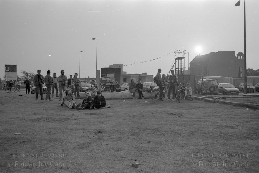 Berlin. Beim Potsdamer Platz. Bungee-Jumping
1991. Berlin. Mitte. Beim Potsdamer Platz. Bungee-Jumping. Weinhaus Huth
Schlüsselwörter: Berlin;Bungee Jumping;Germany;Mitte;Potsdamer Platz;1991;Weinhaus Huth