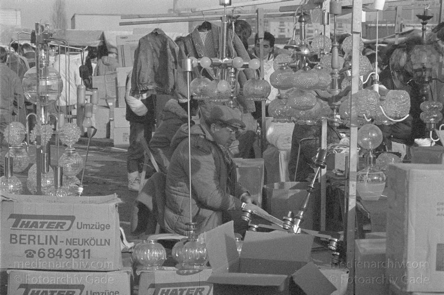 Berlin. Tiergarten. Flohmarkt. Krempelmarkt auf dem Potsdamer Platz
Februar 1990. Berlin. Tiergarten. Flohmarkt. Krempelmarkt auf dem Potsdamer Platz
Schlüsselwörter: Berlin;Flohmarkt;Germany;Krempelmarkt;1990;Tiergarten