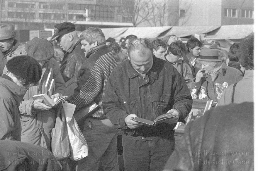 Berlin. Tiergarten. Flohmarkt. Krempelmarkt auf dem Potsdamer Platz
Februar 1990. Berlin. Tiergarten. Flohmarkt. Krempelmarkt auf dem Potsdamer Platz
Schlüsselwörter: Berlin;Flohmarkt;Germany;Krempelmarkt;1990;Tiergarten