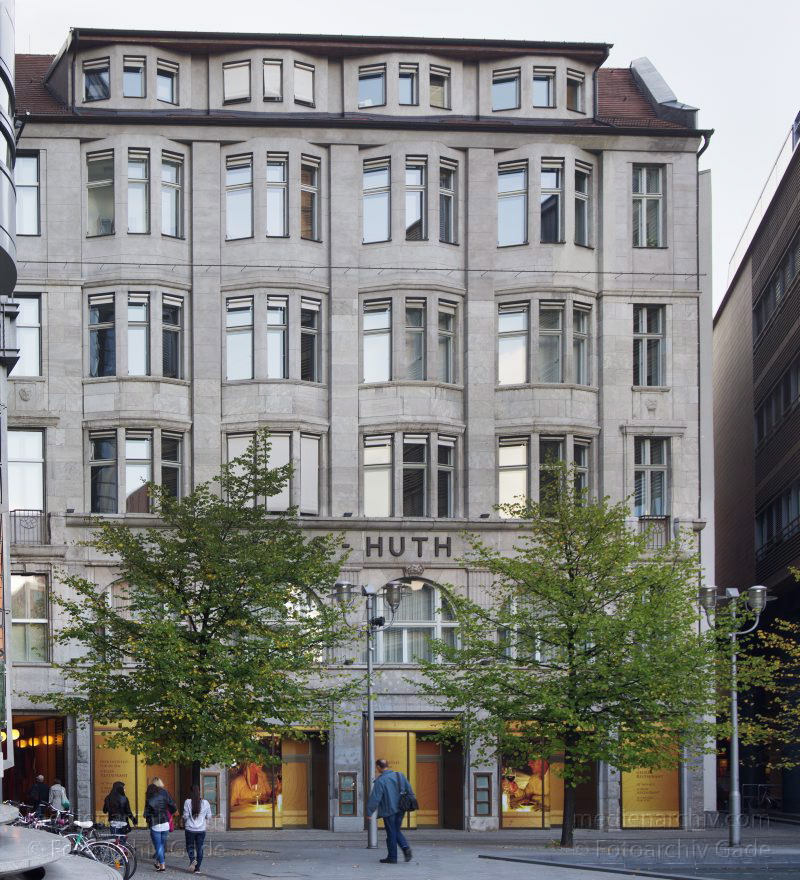 Berlin. Potsdamer Platz. Weinhaus Huth
2015. Berlin. Mitte. Tiergarten. Potsdamer Platz. Weinhaus Huth. Fassade am Fontaneplatz
Schlüsselwörter: 2014;Berlin;Weinhaus Huth;Potsdamer Platz;Mitte;Tiergarten