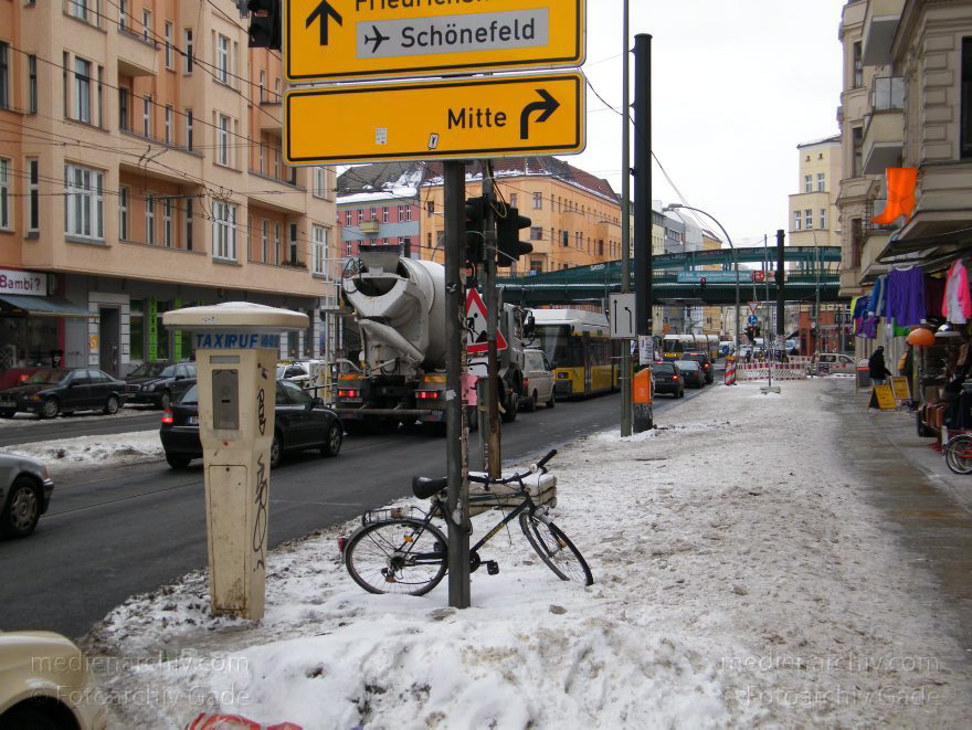 Berlin. Pankow. Prenzlauer Berg. Eberswalderstraße. Trödelgeschäft. Winter.
16. 2. 2010. Berlin. Pankow. Prenzlauer Berg. Eberswalder Straße. Trödelgeschäft. Winter. Schnee
Schlüsselwörter: Berlin;Deutschland;Eberswalder Straße;Germany;Pankow;Prenzlauer Berg;Schnee;Trödel;2010;Winter