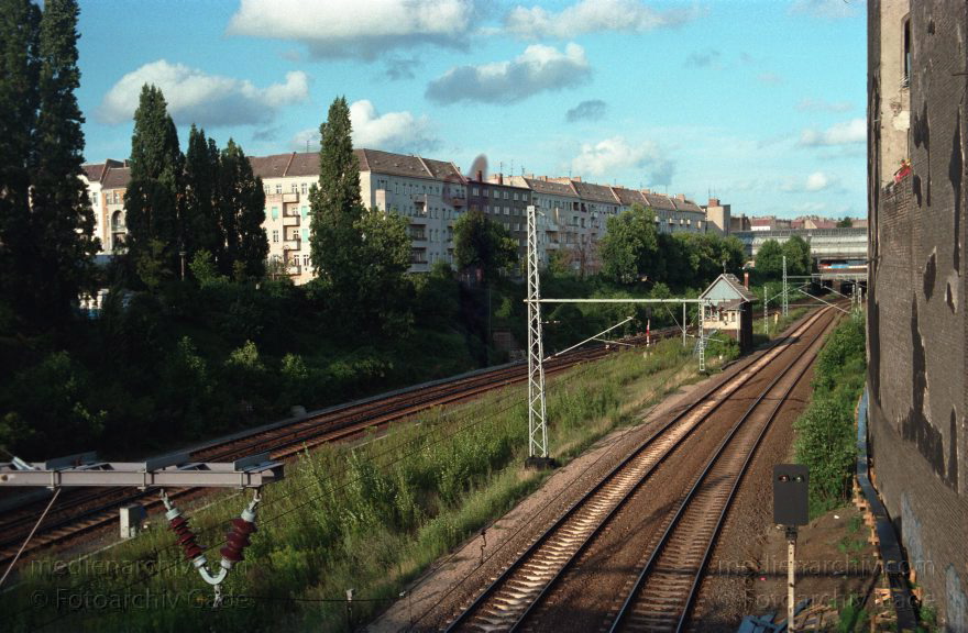 Berlin. Prenzlauer Berg. S-Bahn. U-Bahn
August 1993. Berlin. Prenzlauer Berg. S-Bahn. U-Bahn
Schlüsselwörter: Berlin;Deutschland;Germany;Gleise;Pankow;Prenzlauer Berg;S-Bahn;Schienen;1993;U-Bahn