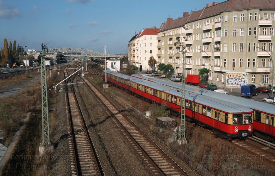 Berlin. Pankow. Prenzlauer Berg. Gleisanlage der S-Bahn. U-Bahn
November 1999. Berlin. Pankow. Prenzlauer Berg. Gleisanlage der S-Bahn. U-Bahn
Schlüsselwörter: Berlin;Deutschland;Germany;Gleise;Pankow;Prenzlauer Berg;S-Bahn;1999;U-Bahn