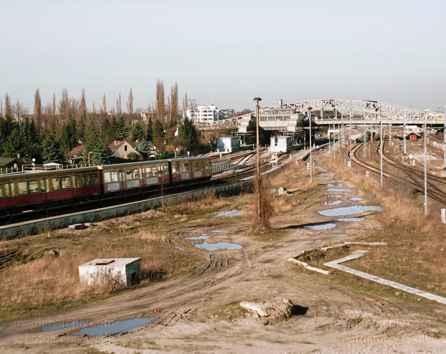 Berlin. Prenzlauer Berg. Gleise. Bornholmer Straße
März 2003. Berlin. Prenzlauer Berg. Gleise bei der Bornholmer Straße. Brücke
Schlüsselwörter: Berlin;Brücke;Bornholmer Straße;2003;Prenzlauer Berg;Gleise