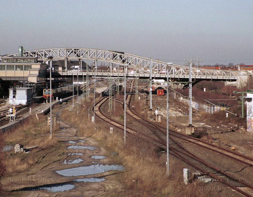 Berlin. Prenzlauer Berg. Gleise. Bornholmer Straße
März 2003. Berlin. Prenzlauer Berg. Gleise bei der Bornholmer Straße. Brücke
Schlüsselwörter: Berlin;Brücke;Bornholmer Straße;2003;Prenzlauer Berg;Gleise