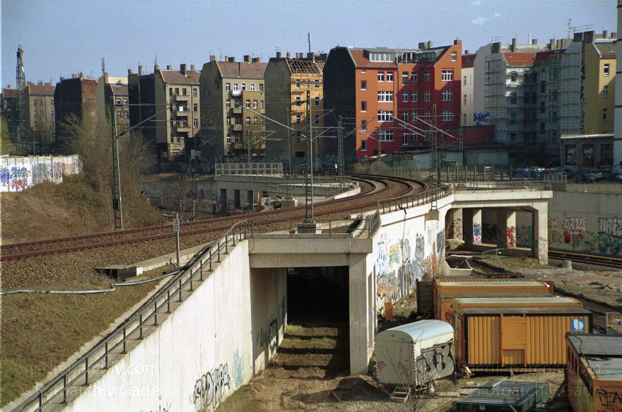 Berlin. Pankow. Prenzlauer Berg. Blick von der Brücke Schwedterstraße auf die Baustellen für die S-Bahn zwischen der Kopenhagenerstraße
28. März 2002. Berlin. Pankow. Prenzlauer Berg. Blick von der Brücke Schwedter Straße auf die Baustellen für die S-Bahn zwischen der Kopenhagener Straße und Behmstraße.
Schlüsselwörter: Berlin;Deutschland;Germany;Gleis;Pankow;Prenzlauer Berg;S-Bahn;2002;Schienenverkehr