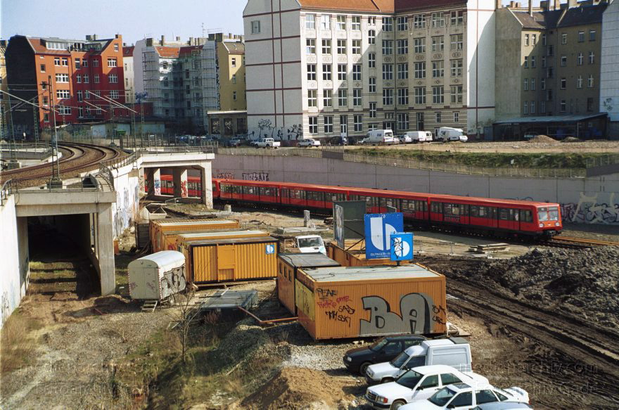Berlin. Pankow. Prenzlauer Berg. Blick von der Brücke Schwedterstraße auf die S-Bahn hinter der Kopenhagenerstraße.
28. März 2002. Berlin. Pankow. Prenzlauer Berg. Blick von der Brücke Schwedter Straße auf die S-Bahn hinter der Kopenhagener Straße.
Schlüsselwörter: Berlin;Deutschland;Germany;Pankow;Prenzlauer Berg;2002;S-Bahn