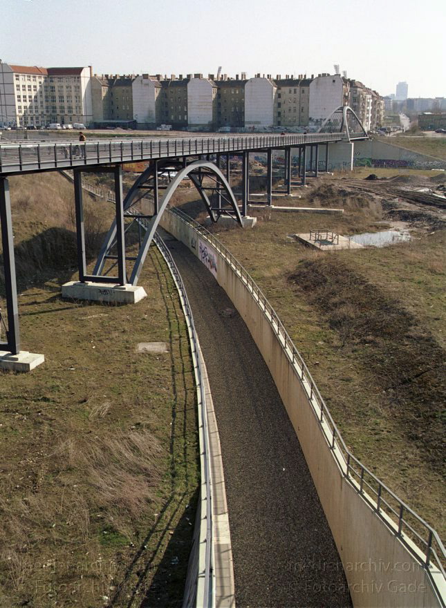 Berlin. Pankow. Prenzlauer Berg. Blick von der Behmstraße Brücke auf die Schwedterstraße Brücke über einem Gleisschacht.
28. März 2002. Berlin. Pankow. Prenzlauer Berg. Blick von der Behmstraße Brücke auf die Schwedter Straße Brücke über einem Gleisschacht.
Schlüsselwörter: Berlin;Brücke;Deutschland;Germany;Pankow;Prenzlauer Berg;2002;Schwedter Straße