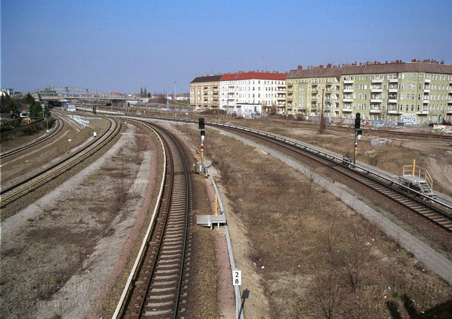 Berlin. Pankow. Mitte. Gleise entlang der Norwegerstraße
28. März 2002. Berlin. Pankow. Prenzlauer Berg. Mitte Wedding. Gleise entlang der Norweger Straße
Schlüsselwörter: Berlin;Deutschland;Germany;Gleise;Pankow;Prenzlauer Berg;Schienen;Schienenverkehr;2002;Wedding
