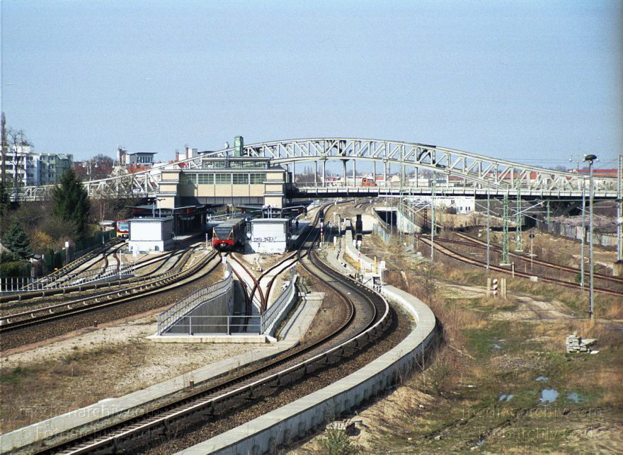 Berlin. Pankow. Mitte. S-Bahn. U-Bahn Gleise. Blick von der Behmstraßenbrücke zur Bösebrücke. Bornholmerstraße.
28. März 2002. Berlin. Pankow. Prenzlauer Berg. Mitte Wedding. S-Bahn. U-Bahn Gleise. Blick von der Behmstraßenbrücke zur Bösebrücke. Bornholmer Straße.
Schlüsselwörter: Berlin;Brücke;Deutschland;Germany;Gleise;Pankow;Prenzlauer Berg;S-Bahn;Schienen;Schienenverkehr;2002;U-Bahn