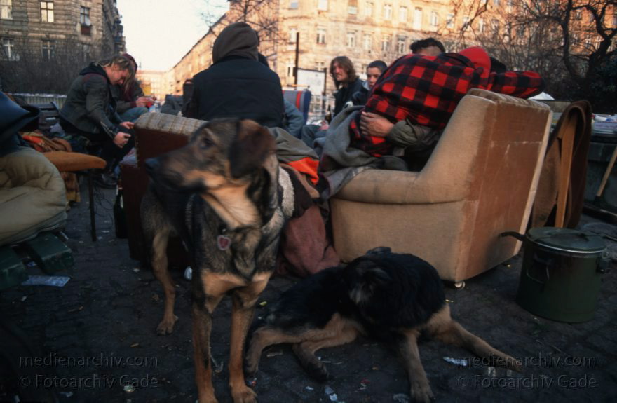 Berlin. Prenzlauer Berg. Helmholzplatz. Winter
Januar 1996. Berlin. Prenzlauer Berg. Helmholzplatz. Eine Gruppe junger Leute lagert trotz der winterlichen Kälte auf dem Helmholzplatz. Sie protestieren damit gegen den schlechten Zustand ihrer anliegenden Wohnungen.
Schlüsselwörter: Berlin;Camp;Demonstration;Deutschland;Germany;Helmholzplatz;Lager;Pankow;Prenzlauer Berg;1996;Protest