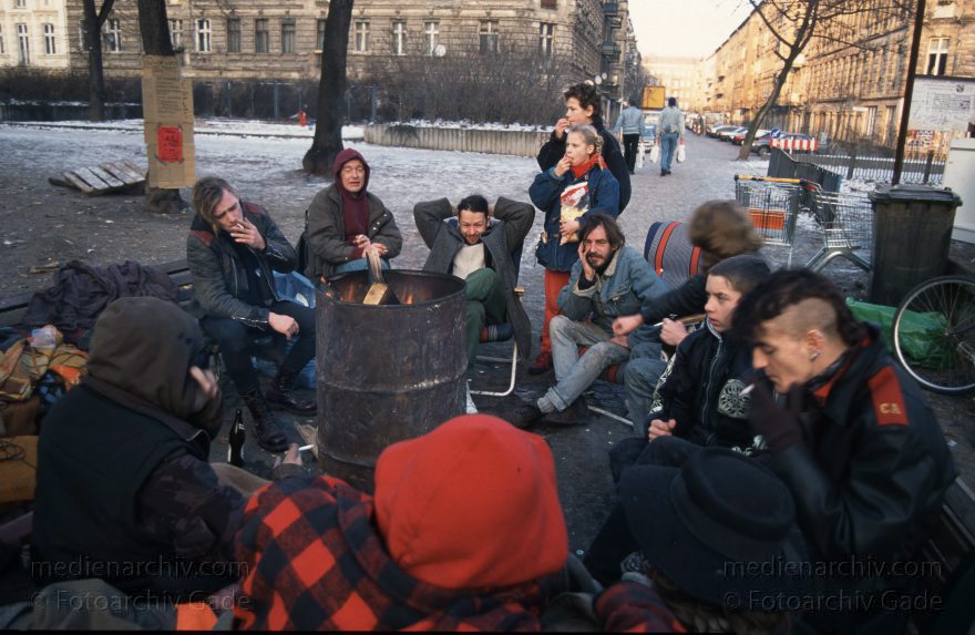 Berlin. Prenzlauer Berg. Helmholzplatz. Winter
Januar 1996. Berlin. Prenzlauer Berg. Helmholzplatz. Eine Gruppe junger Leute lagert trotz der winterlichen Kälte auf dem Helmholzplatz. Sie protestieren damit gegen den schlechten Zustand ihrer anliegenden Wohnungen.
Schlüsselwörter: Berlin;Camp;Demonstration;Deutschland;Germany;Helmholzplatz;Lager;Pankow;Prenzlauer Berg;1996;Protest