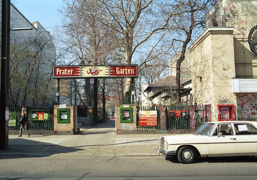 Berlin. Prenzlauer Berg. Kastanienallee. Prater
März 2002. Berlin. Prenzlauer Berg. Kastanienallee. Prater
Schlüsselwörter: Berlin;Deutschland;Germany;Kastanienallee;Pankow;2002;Prenzlauer Berg