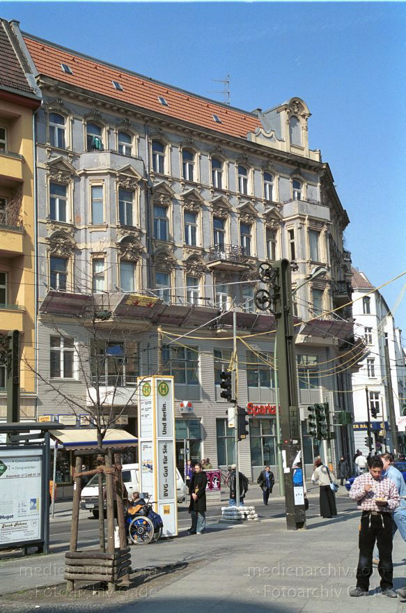 Berlin. Prenzlauer Berg. Kastanienallee
März 2002. Berlin. Prenzlauer Berg. Kastanienallee
Schlüsselwörter: Berlin;Deutschland;Germany;Kastanienallee;Pankow;2002;Prenzlauer Berg
