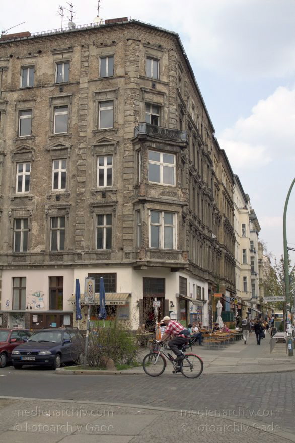 Berlin. Pankow. Prenzlauer Berg. Kastanienallee
14. 4. 2005. Berlin. Pankow. Prenzlauer Berg. Kastanienallee
Schlüsselwörter: Berlin;Deutschland;Germany;Kastanienallee;Pankow;2005;Prenzlauer Berg