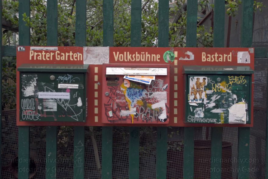 Berlin. Pankow. Prenzlauer Berg. Kastanienallee
14. 4. 2005. Berlin. Pankow. Prenzlauer Berg. Kastanienallee
Schlüsselwörter: Berlin;Deutschland;Germany;Kastanienallee;Pankow;2005;Prenzlauer Berg