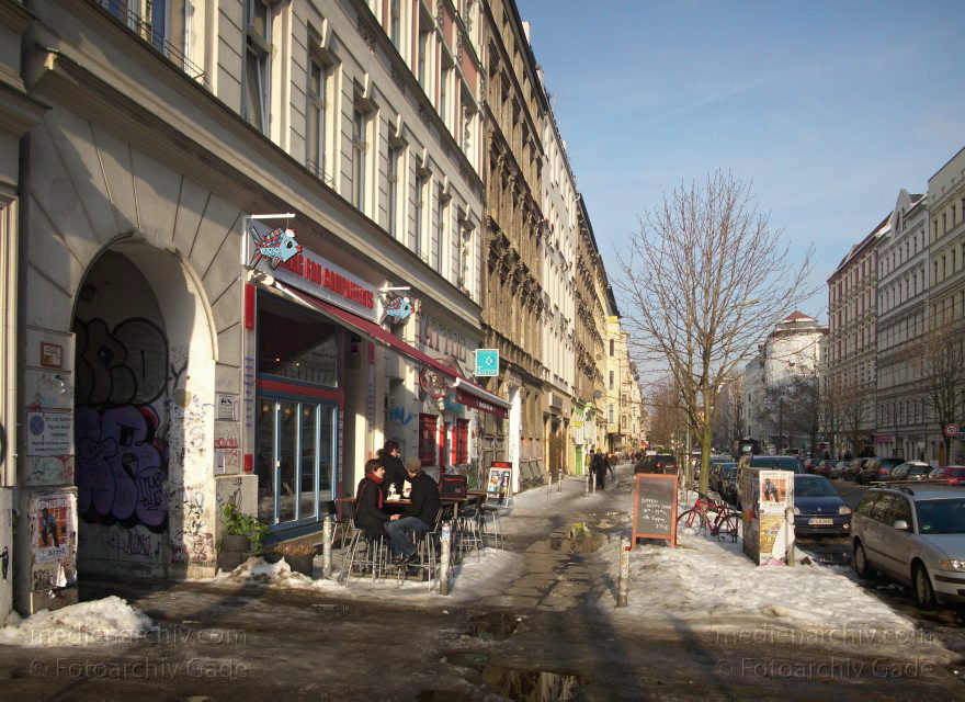 Berlin. Prenzlauer Berg. Kastanienallee. Winter. Vereiste Wege. Schnee
5. 2. 2010. Berlin. Prenzlauer Berg. Kastanienallee. Winter. Vereiste Wege. Schnee
Schlüsselwörter: Berlin;Deutschland;Eis;Germany;Kastanienallee;Pankow;Prenzlauer Berg;2010;Winter