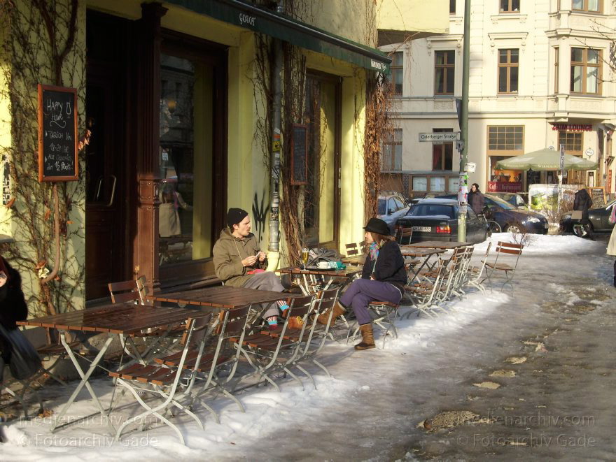 Berlin. Prenzlauer Berg. Kastanienallee. Winter. Vereiste Wege. Schnee
5. 2. 2010. Berlin. Prenzlauer Berg. Kastanienallee. Winter. Vereiste Wege. Schnee. Trotz der Kälte lockt die selten gewordene Sonne die ersten Gäste vor die Lokale.
Schlüsselwörter: Berlin;Deutschland;Eis;Germany;Kastanienallee;Pankow;Prenzlauer Berg;2010;Winter