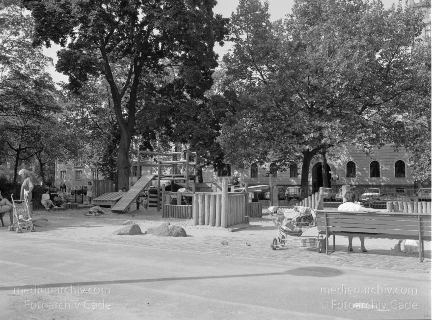 Berlin. Prenzlauer Berg. Kollwitzplatz.
1992. Berlin. Prenzlauer Berg. Kollwitzplatz.
Schlüsselwörter: Berlin;Deutschland;Germany;Kollwitzplatz;Pankow;1992;Prenzlauer Berg