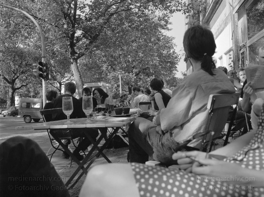 Berlin. Prenzlauer Berg. Kollwitzplatz.
1992. Berlin. Prenzlauer Berg. Kollwitzplatz. Cafe. Restaurant
Schlüsselwörter: Berlin;Café Westphal;Deutschland;Germany;Kollwitzplatz;Pankow;Prenzlauer Berg;1992;Restaurant