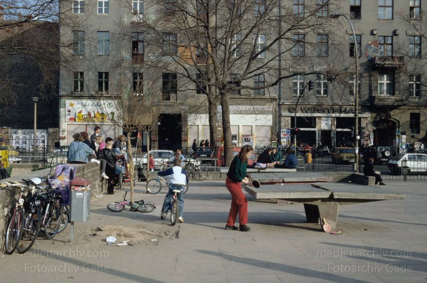 Berlin. Prenzlauer Berg. Kollwitz Platz.
Mai 1993. Berlin. Prenzlauer Berg. Kollwitz Platz.
Schlüsselwörter: Berlin;Deutschland;Germany;Kollwitzplatz;Pankow;1993;Prenzlauer Berg