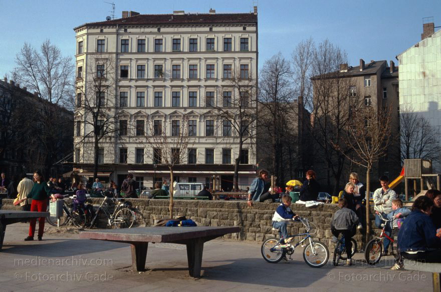 Berlin. Prenzlauer Berg. Kollwitz Platz.
Mai 1993. Berlin. Prenzlauer Berg. Kollwitz Platz.
Schlüsselwörter: Berlin;Deutschland;Germany;Kollwitz Platz;Kollwitzplatz;Pankow;1993;Prenzlauer Berg