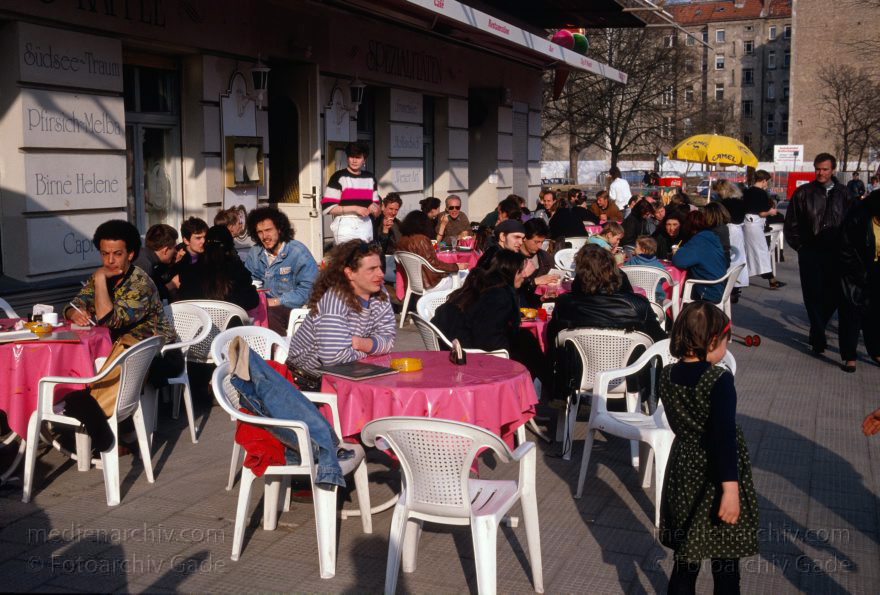 Berlin. Prenzlauer Berg. Kollwitz Platz.
Mai 1993. Berlin. Prenzlauer Berg. Kollwitz Platz. Cafe an der Straße
Schlüsselwörter: Berlin;Deutschland;Germany;Kollwitz Platz;Kollwitzplatz;Pankow;1993;Prenzlauer Berg