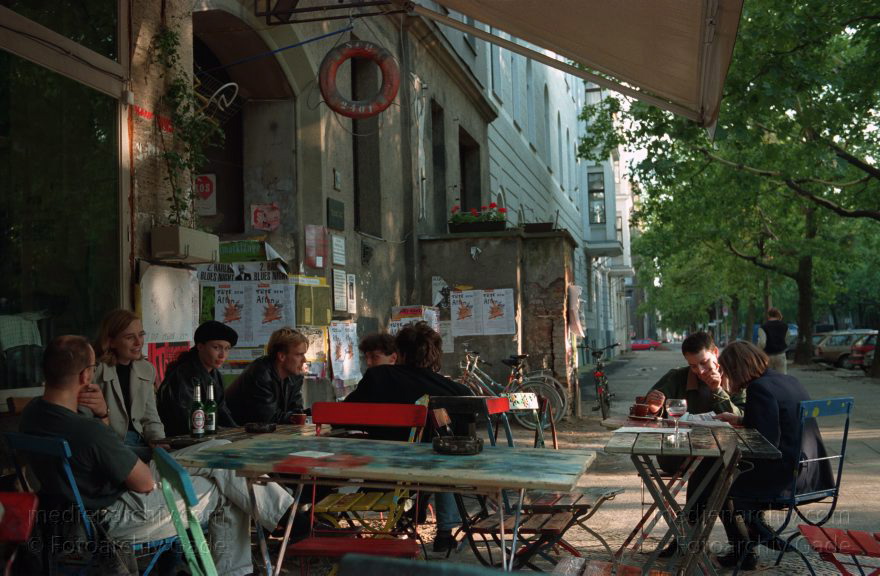 Berlin. Prenzlauer Berg. Käthe Kollwitz Platz. Café Wetsphal.
August 1993. Berlin. Prenzlauer Berg. Käthe Kollwitz Platz. Café Wetsphal.
Schlüsselwörter: Berlin;Café Westphal;Deutschland;Germany;Kollwitzplatz;Käthe Kollwitz Platz;Pankow;1993;Prenzlauer Berg