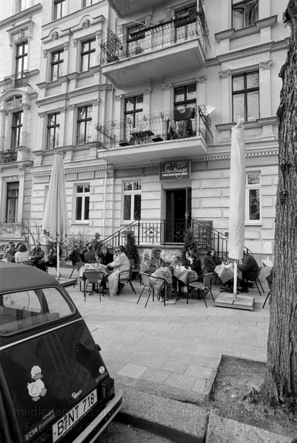 Berlin. Prenzlauer Berg. Käthe-Kollwitz-Platz
1994. Berlin. Prenzlauer Berg. Kollwitzplatz. Cafe
Schlüsselwörter: Berlin;Cafe;Deutschland;Germany;Kollwitzplatz;Pankow;Prenzlauer Berg;1994;Restaurant