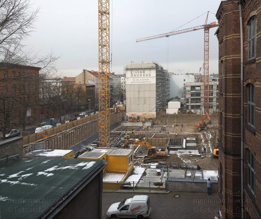 Berlin. Prenzlauer Berg. Schwedterstraße Baustelle Marthashof
23. 11. 2008. Berlin. Prenzlauer Berg. Schwedter Straße 32. Baustelle Marthashof. (Composing aus mehreren Einzelbildern)
Schlüsselwörter: Baustelle;Berlin;Deutschland;Germany;Marthashof;Pankow;Prenzlauer Berg;2008;Schwedter Straße