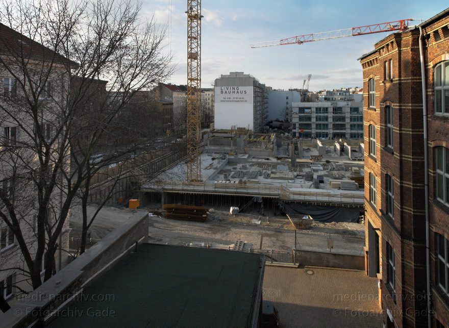 Berlin. Pankow. Prenzlauer Berg. Schwedterstraße. Baustelle Marthashof
20. 3. 2009. Berlin. Pankow. Prenzlauer Berg. Schwedter Straße. Baustelle Marthashof. (Panorama aus mehreren Einzelbildern)
Schlüsselwörter: Baustelle;Berlin;Deutschland;Germany;Marthashof;Pankow;Prenzlauer Berg;2009;Schwedter Straße