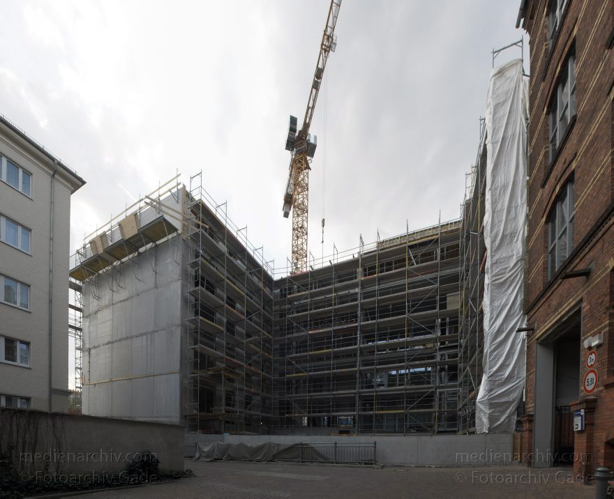 Berlin. Pankow. Prenzlauer Berg. Baustelle Marthashof. Schwedterstraße.
20. 4. 2010. Berlin. Pankow. Prenzlauer Berg. Baustelle Marthashof. Schwedter Straße. (Komposition aus mehreren Einzelfotos)
Schlüsselwörter: Baustelle;Berlin;Deutschland;Germany;Marthashof;Pankow;Prenzlauer Berg;2010;Schwedter Straße